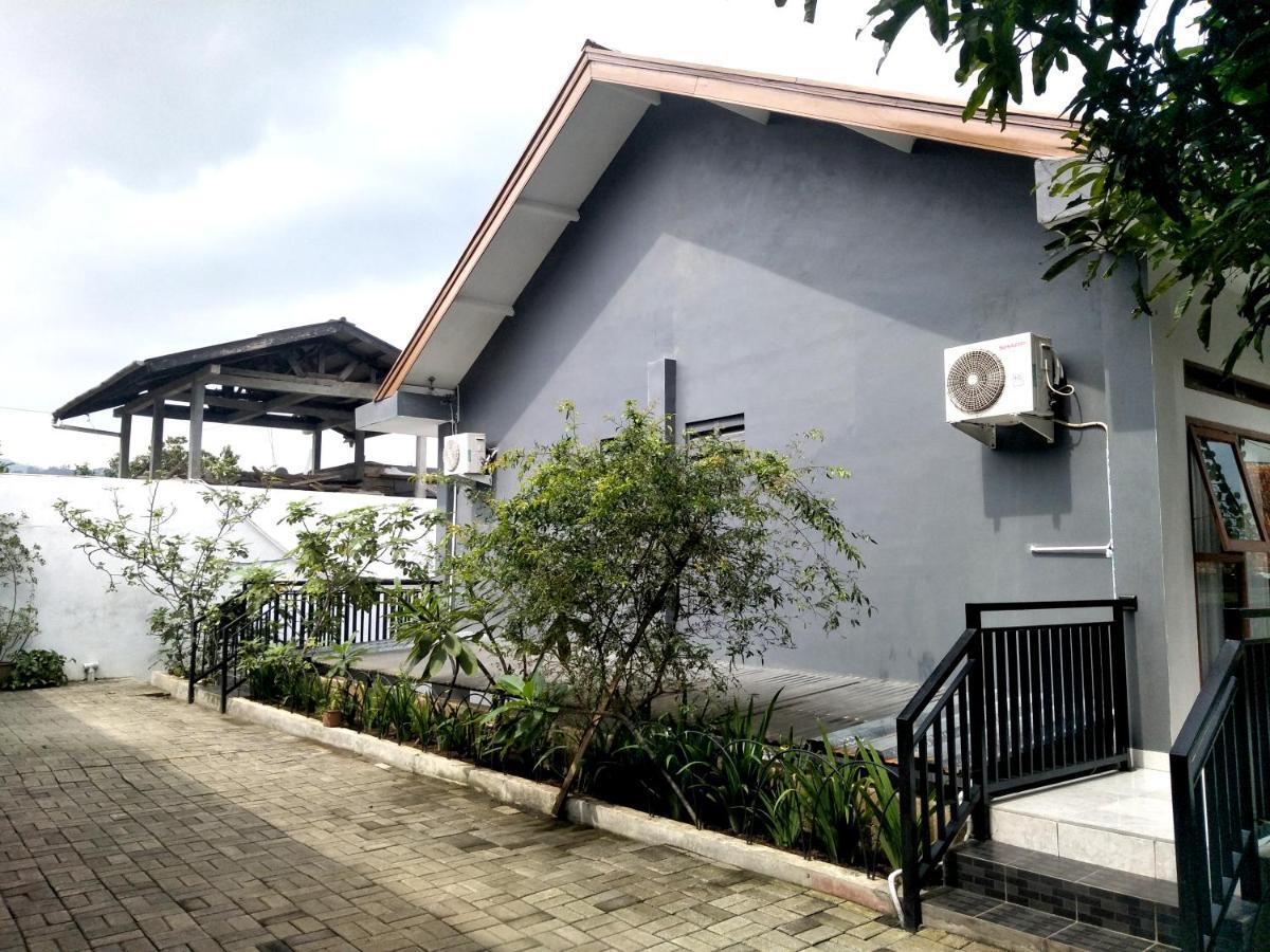 Vaccinated Staff - OYO 569 Cigadung Guest House Syariah Bandung Luaran gambar